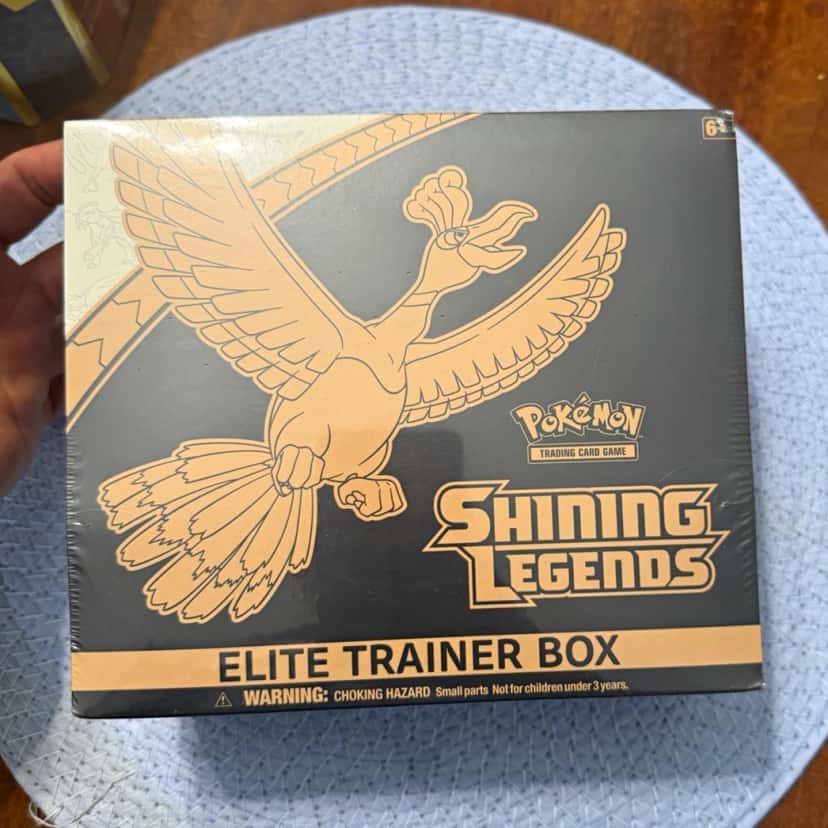Shining Legends Elite Trainer Box